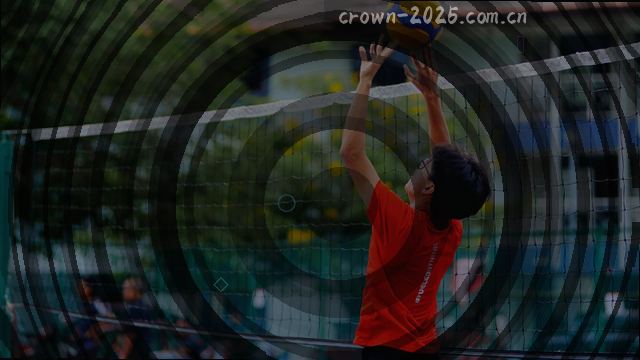 神情专注，摊开笔记本，笔尖蘸墨正在记录重点。